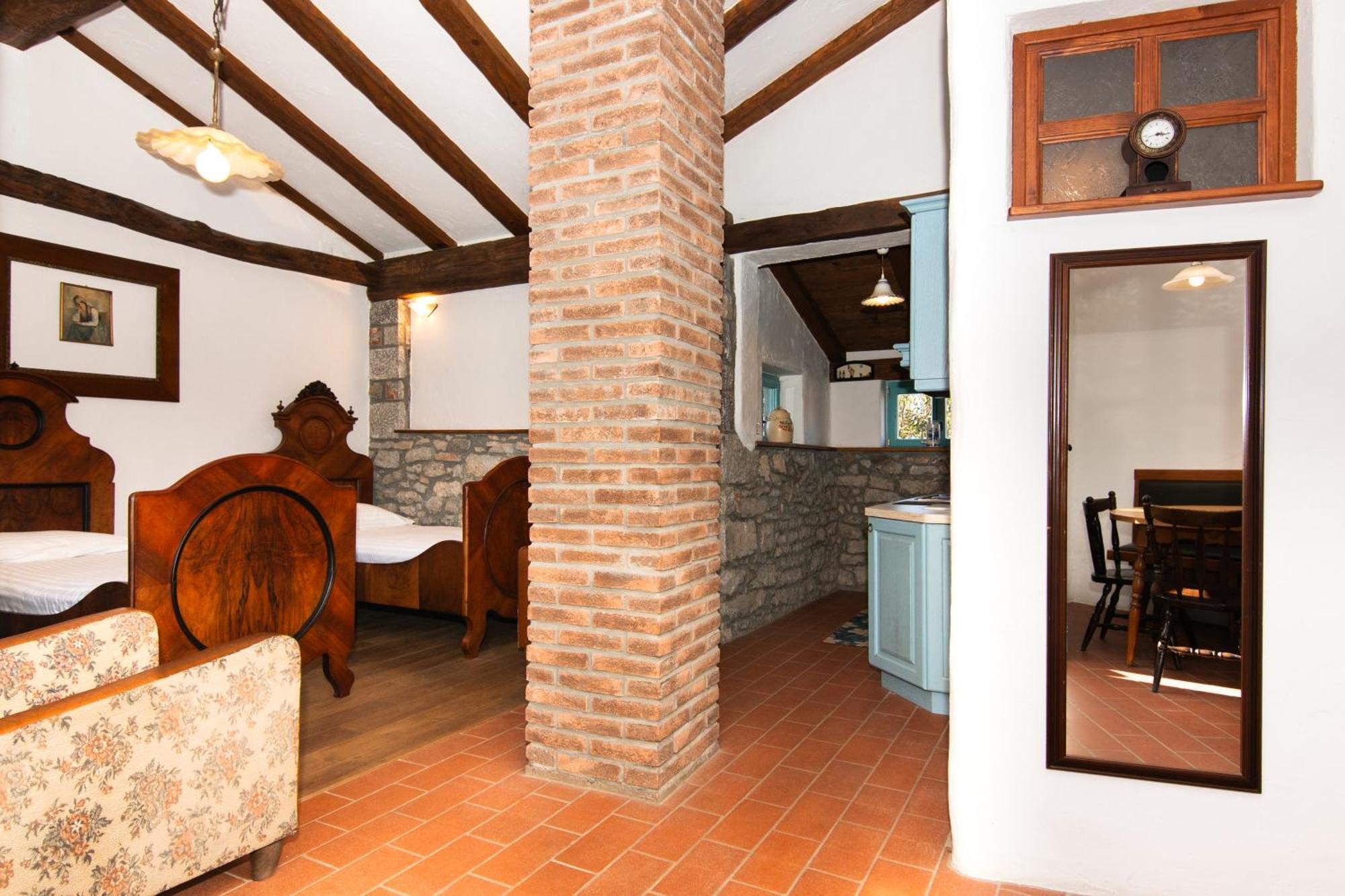 Apartments Valentinus 1800 Sežana Εξωτερικό φωτογραφία