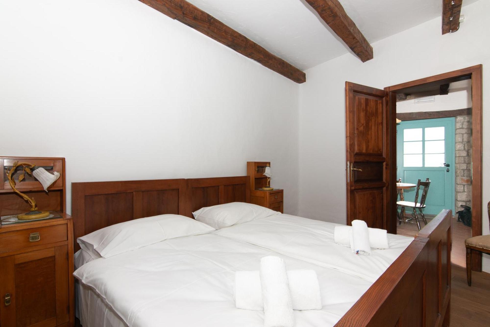 Apartments Valentinus 1800 Sežana Εξωτερικό φωτογραφία